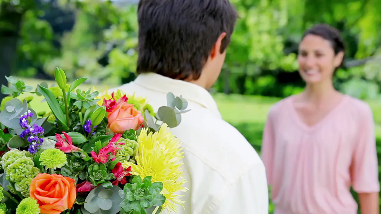 Человек цветок. Offer flower. Offer flower. Парень дарит букет девушке. Offer flower.